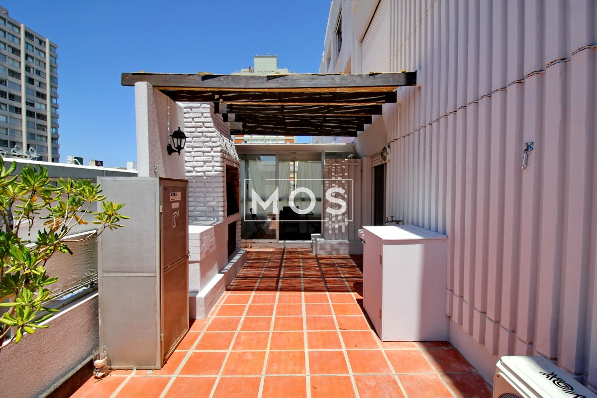 Apartamento ID.2862 - En venta apartamento 2 dormitorios con parrillero y garaje en Península, Punta del Este