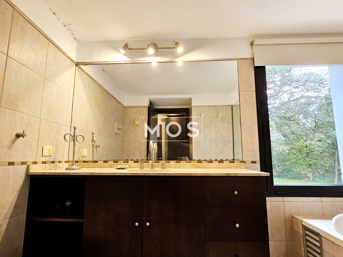 Casa ID.2586 - Se vende casa 5 dormitorios, con piscina en Rincon del Indio, playa Brava, Punta del Este.