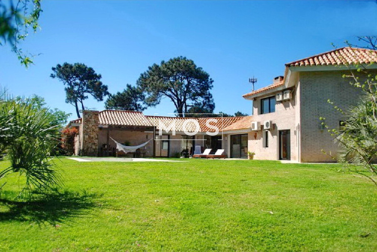 Casa ID.2586 - Se vende casa 5 dormitorios, con piscina en Rincon del Indio, playa Brava, Punta del Este.
