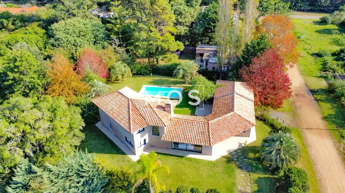 Casa ID.2586 - Se vende casa 5 dormitorios, con piscina en Rincon del Indio, playa Brava, Punta del Este.