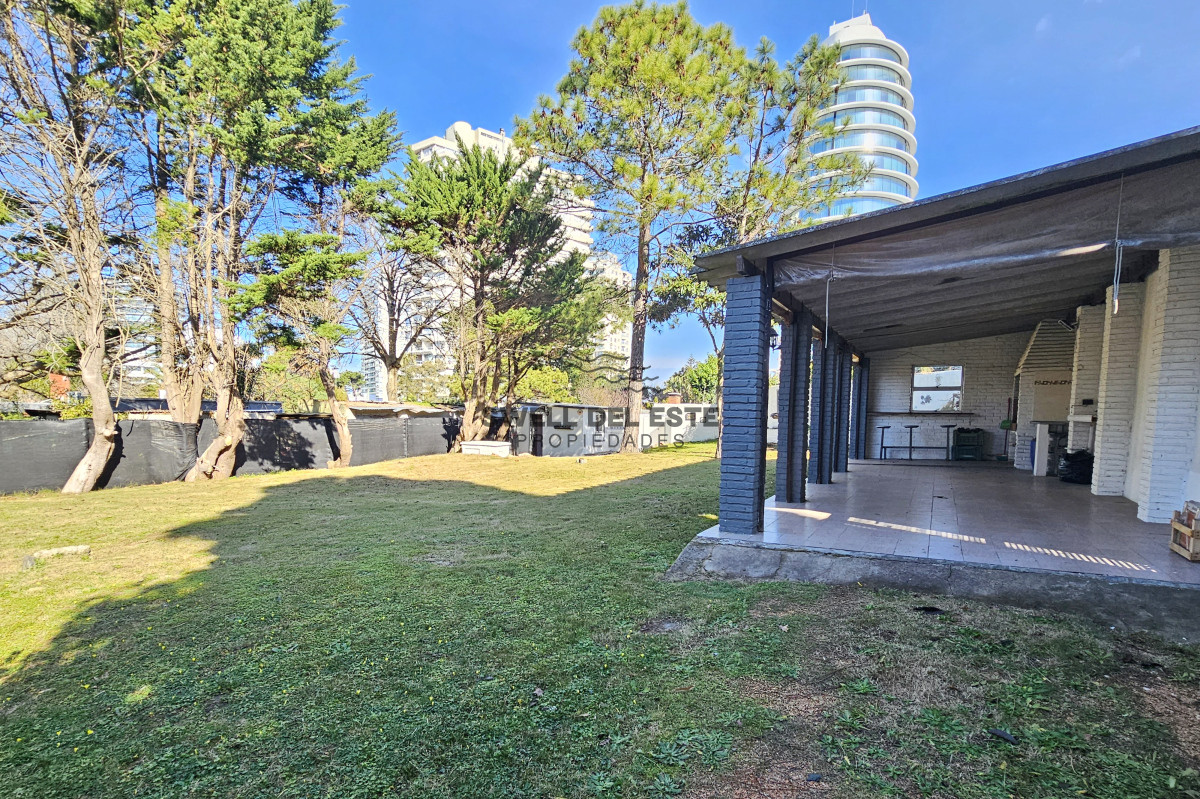 Casa ID.54 - Vendo casa 4 dormitorios en zona Shopping, Lugano, Punta del Este