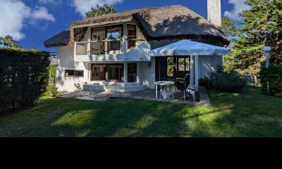 En venta casa de 3 dormitorios y 3 baños en Rincon del indio, Punta del Este.