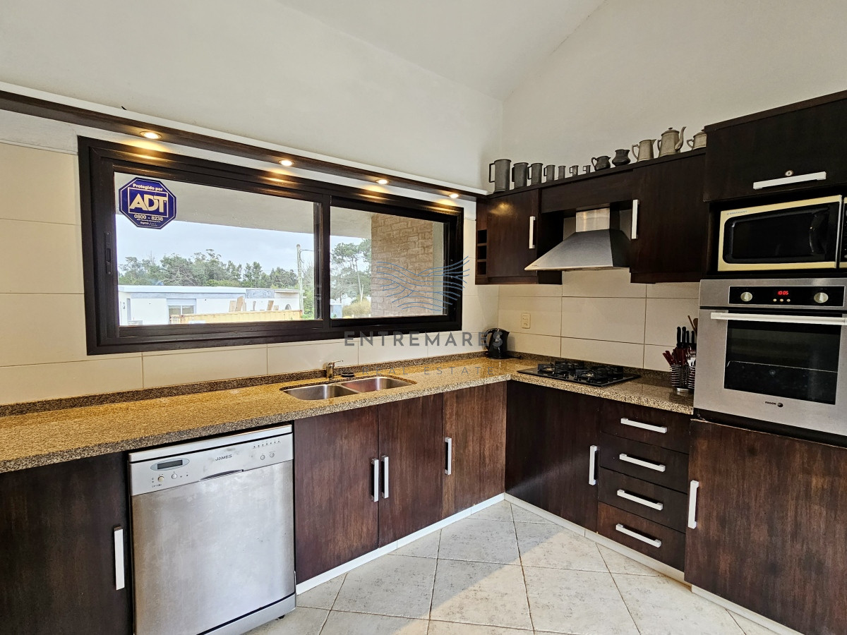 Casa ID.137 - Se vende casa 5 dormitorios, con piscina en Rincon del Indio, playa Brava, Punta del Este.