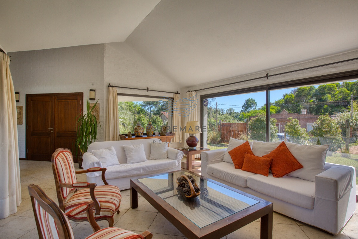 Casa ID.137 - Se vende casa 5 dormitorios, con piscina en Rincon del Indio, playa Brava, Punta del Este.