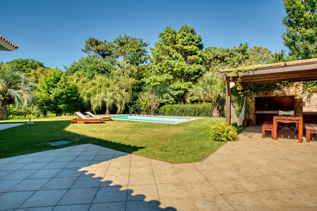 Casa ID.137 - Se vende casa 5 dormitorios, con piscina en Rincon del Indio, playa Brava, Punta del Este.