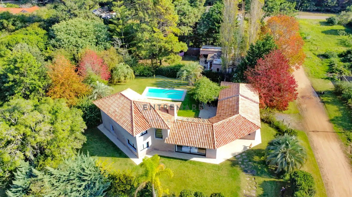 Casa ID.137 - Se vende casa 5 dormitorios, con piscina en Rincon del Indio, playa Brava, Punta del Este.