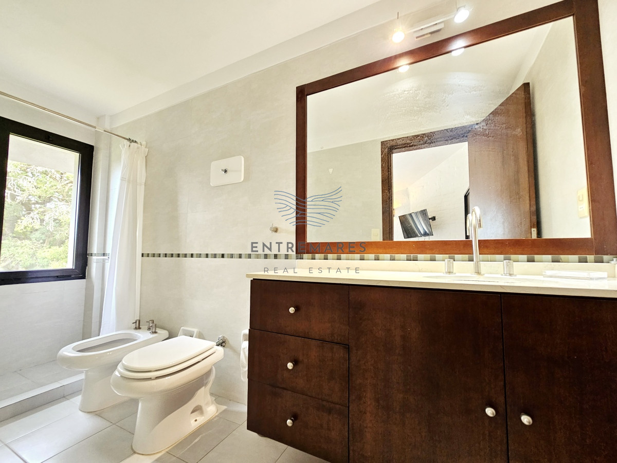 Casa ID.137 - Se vende casa 5 dormitorios, con piscina en Rincon del Indio, playa Brava, Punta del Este.