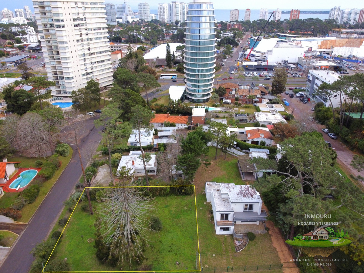 Terreno ID.806 - Se vende terreno esquinero zona shopping, Lugano, Punta del Este