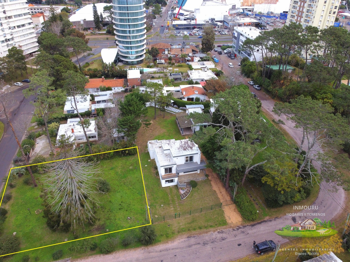 Terreno ID.806 - Se vende terreno esquinero zona shopping, Lugano, Punta del Este
