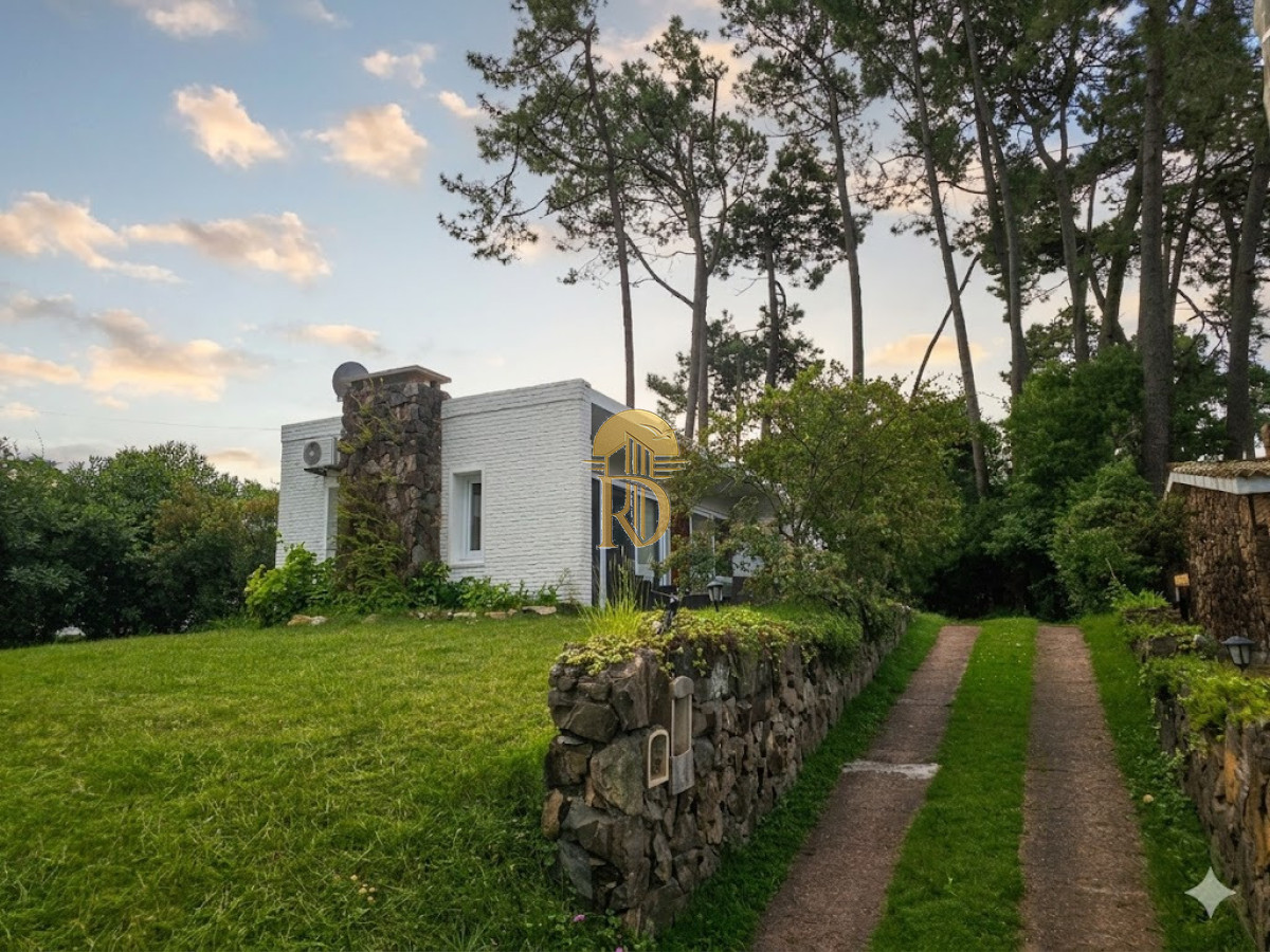 En Venta casa 3 dormitorios en Pinares, Punta del Este. -id-763