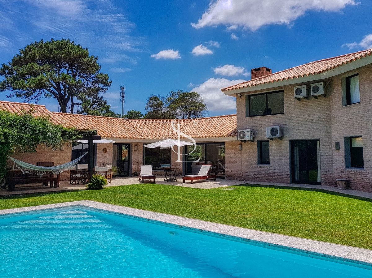 Casa ID.120 - Se vende casa 5 dormitorios, con piscina en Rincon del Indio, playa Brava, Punta del Este.