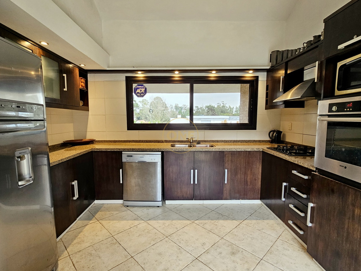 Casa ID.2165 - Espectacular casa de 5 dormitorios a cuadras del mar