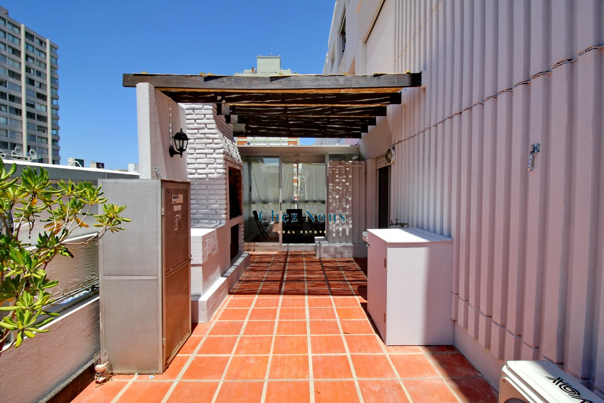 Apartamento ID.1694 - En venta apartamento 2 dormitorios con parrillero y garaje en Península, Punta del Este