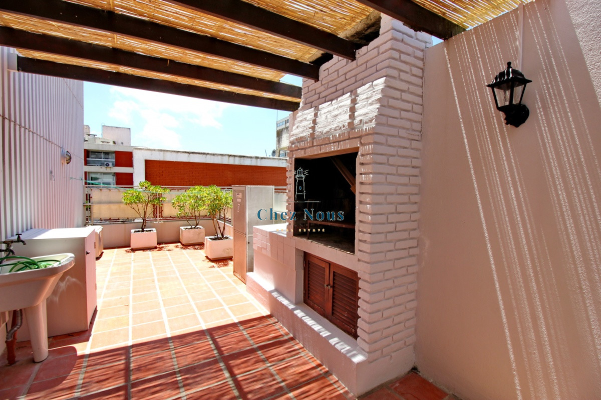Apartamento ID.1694 - En venta apartamento 2 dormitorios con parrillero y garaje en Península, Punta del Este