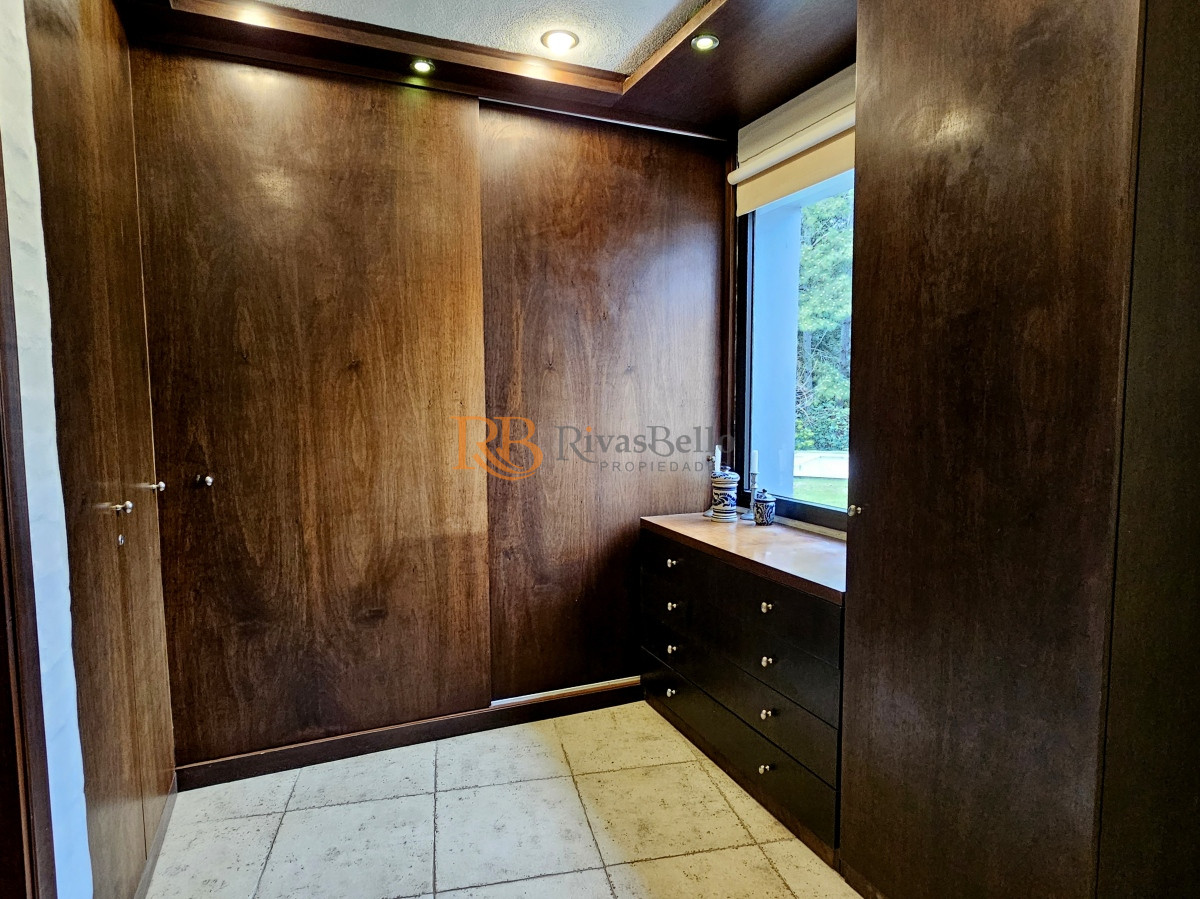 Casa ID.61 - Se vende casa 5 dormitorios, con piscina en Rincon del Indio, playa Brava, Punta del Este.