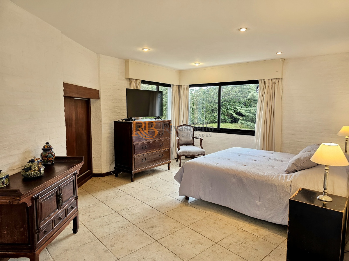 Casa ID.61 - Se vende casa 5 dormitorios, con piscina en Rincon del Indio, playa Brava, Punta del Este.