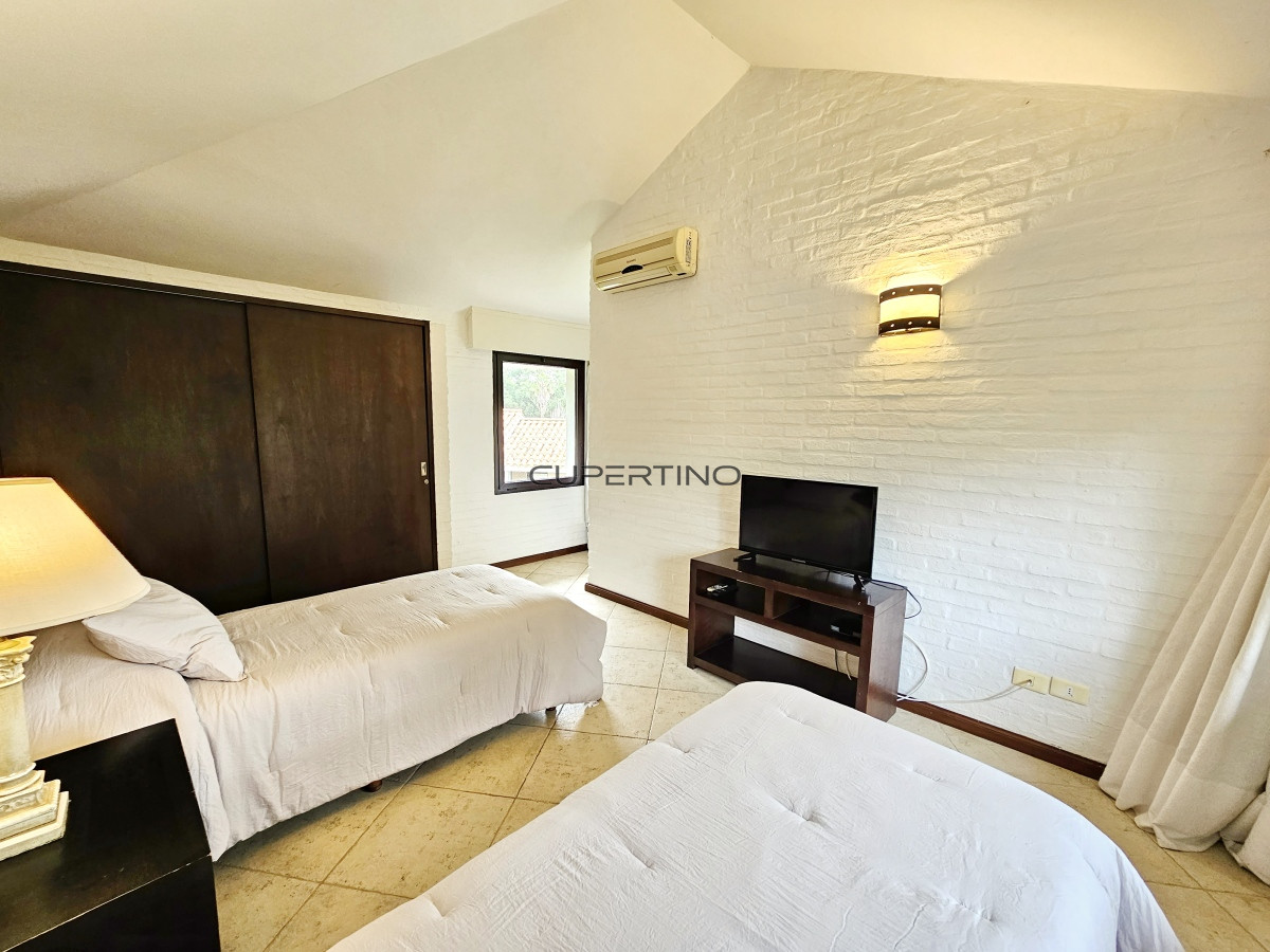 Casa ID.1193 - Se vende casa 5 dormitorios, con piscina en Rincon del Indio, playa Brava, Punta del Este.