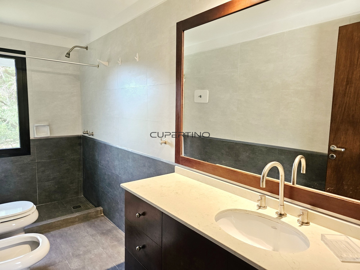 Casa ID.1193 - Se vende casa 5 dormitorios, con piscina en Rincon del Indio, playa Brava, Punta del Este.