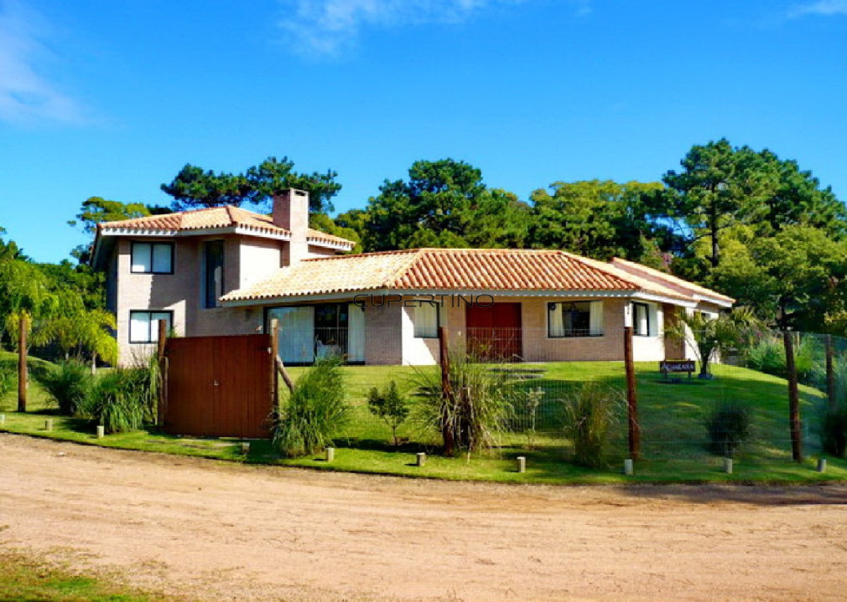 Casa ID.1193 - Se vende casa 5 dormitorios, con piscina en Rincon del Indio, playa Brava, Punta del Este.
