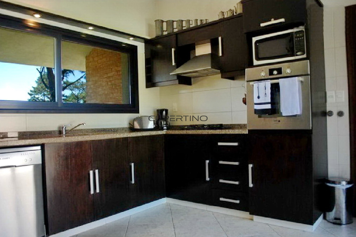 Casa ID.1193 - Se vende casa 5 dormitorios, con piscina en Rincon del Indio, playa Brava, Punta del Este.