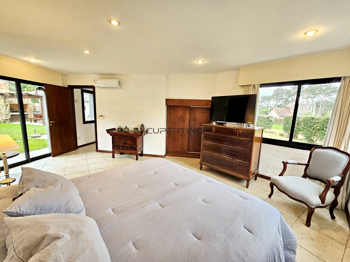 Casa ID.1193 - Se vende casa 5 dormitorios, con piscina en Rincon del Indio, playa Brava, Punta del Este.