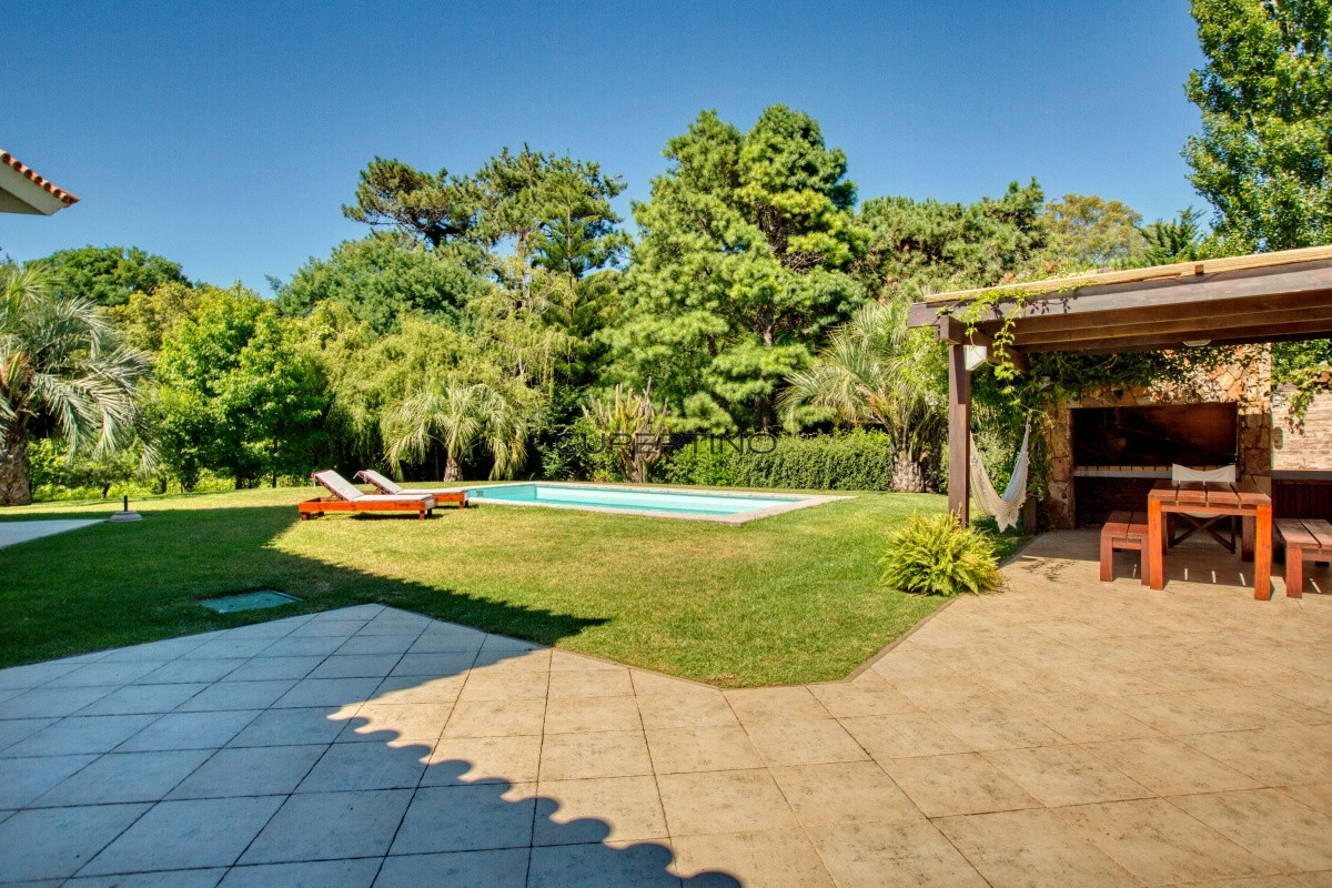 Casa ID.1193 - Se vende casa 5 dormitorios, con piscina en Rincon del Indio, playa Brava, Punta del Este.