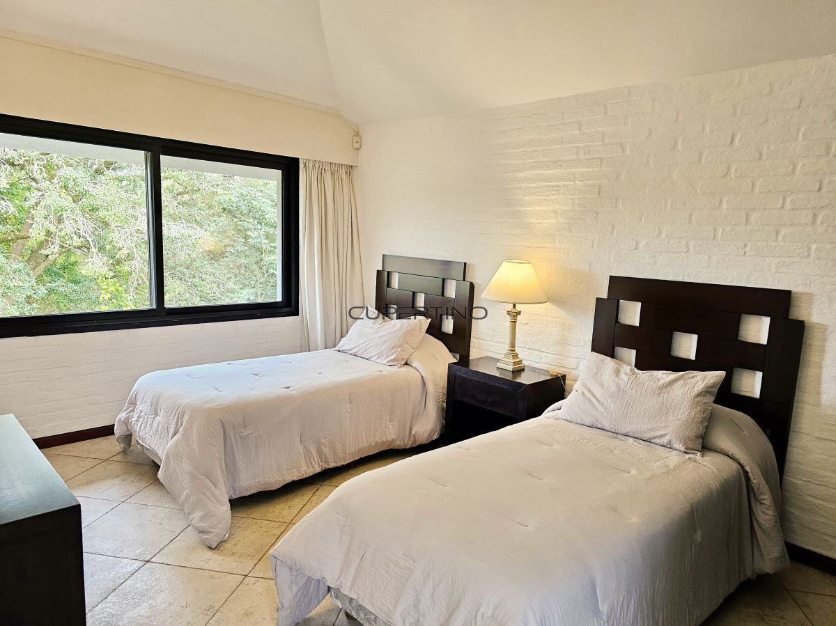 Casa ID.1193 - Se vende casa 5 dormitorios, con piscina en Rincon del Indio, playa Brava, Punta del Este.