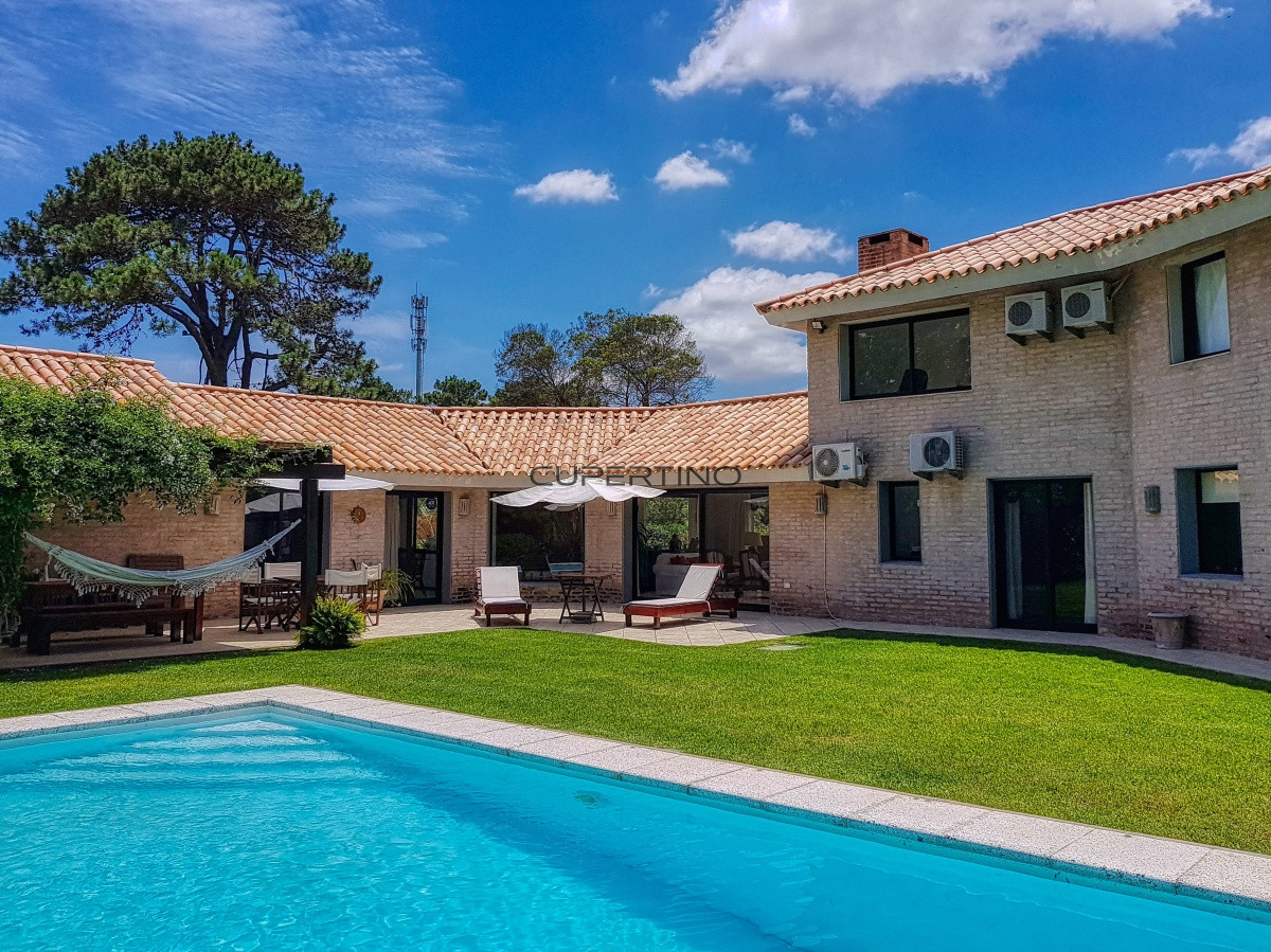 Casa ID.1193 - Se vende casa 5 dormitorios, con piscina en Rincon del Indio, playa Brava, Punta del Este.