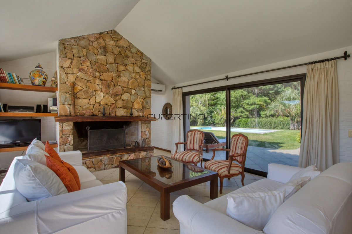Casa ID.1193 - Se vende casa 5 dormitorios, con piscina en Rincon del Indio, playa Brava, Punta del Este.