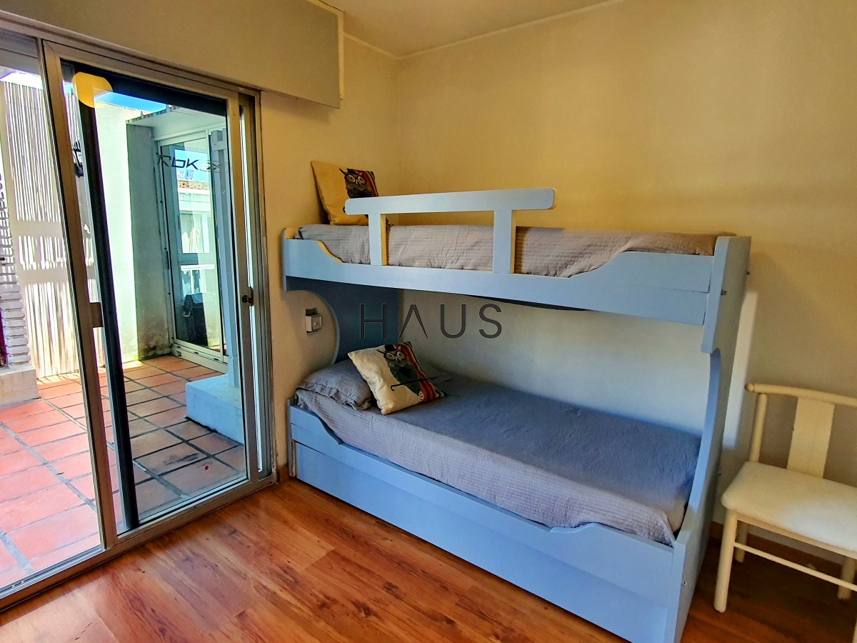 Apartamento ID.81 - En venta apartamento 2 dormitorios con parrillero y garaje en Península, Punta del Este