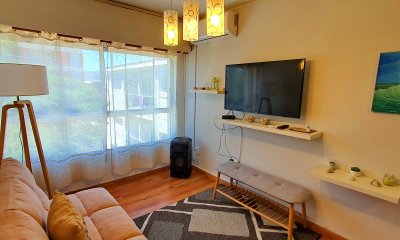 En venta apartamento 2 dormitorios con parrillero y garaje en Península, Punta del Este