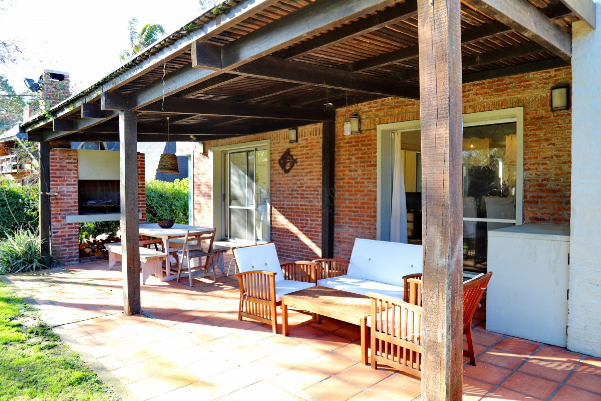 Casa ID.168 - En venta casa 4 dormitorios, con piscina climatizada en Pinares, Punta del Este