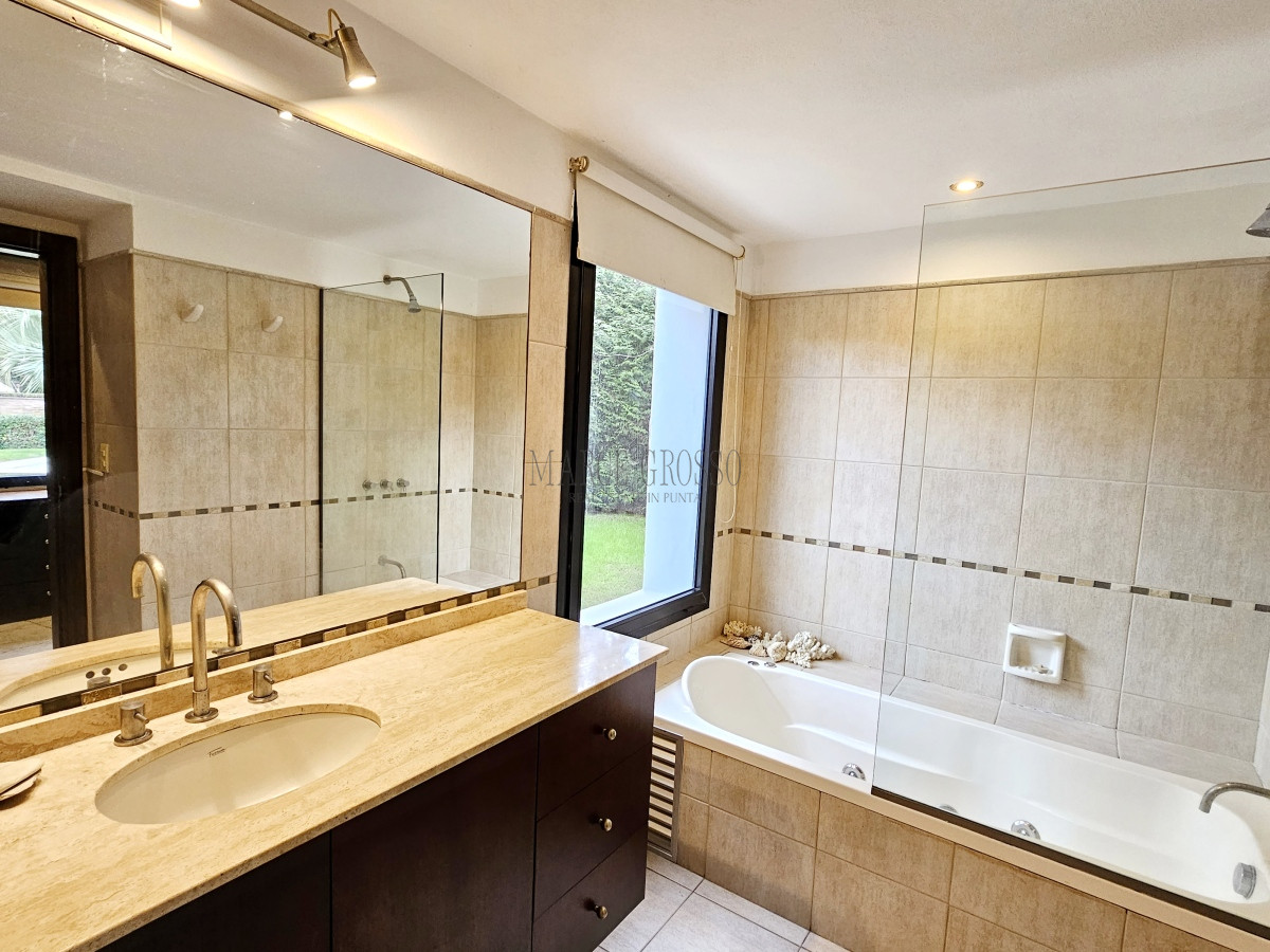 Casa ID.31 - Se vende casa 5 dormitorios, con piscina en Rincon del Indio, playa Brava, Punta del Este.