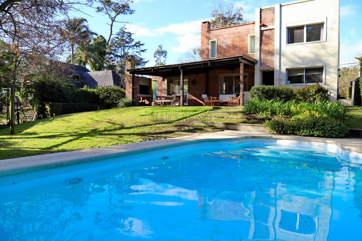 Casa ID.168 - En venta casa 4 dormitorios, con piscina climatizada en Pinares, Punta del Este