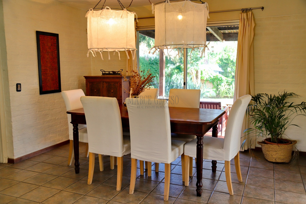 Casa ID.168 - En venta casa 4 dormitorios, con piscina climatizada en Pinares, Punta del Este