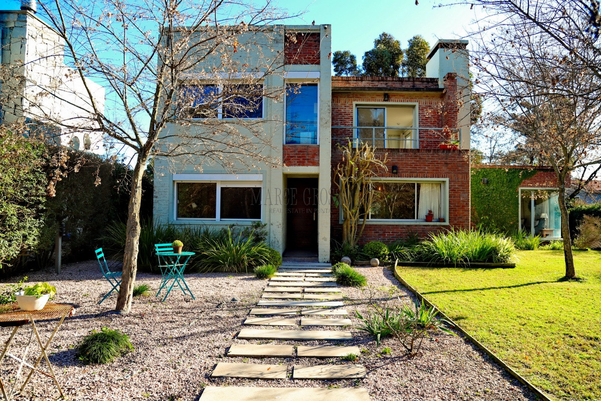 Casa ID.168 - En venta casa 4 dormitorios, con piscina climatizada en Pinares, Punta del Este