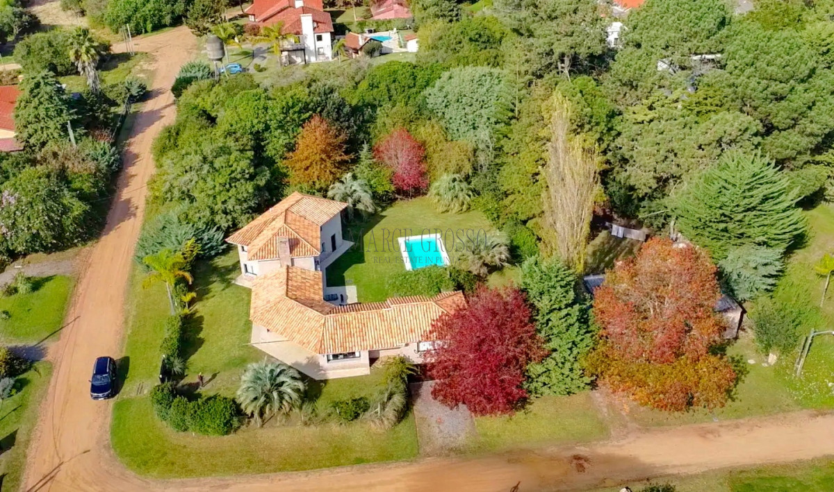 Casa ID.31 - Se vende casa 5 dormitorios, con piscina en Rincon del Indio, playa Brava, Punta del Este.