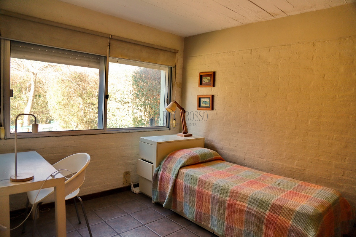 Casa ID.168 - En venta casa 4 dormitorios, con piscina climatizada en Pinares, Punta del Este