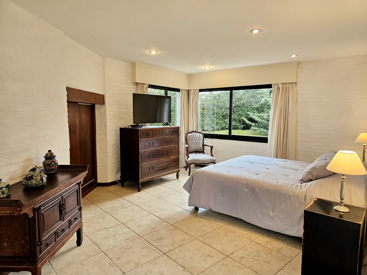 Casa ID.31 - Se vende casa 5 dormitorios, con piscina en Rincon del Indio, playa Brava, Punta del Este.