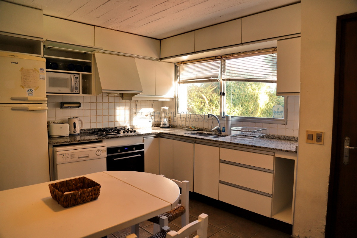 Casa ID.168 - En venta casa 4 dormitorios, con piscina climatizada en Pinares, Punta del Este