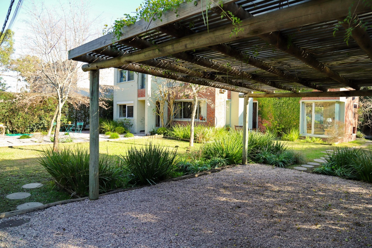 Casa ID.168 - En venta casa 4 dormitorios, con piscina climatizada en Pinares, Punta del Este