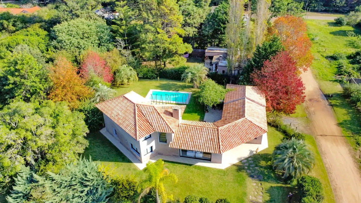 Casa ID.31 - Se vende casa 5 dormitorios, con piscina en Rincon del Indio, playa Brava, Punta del Este.