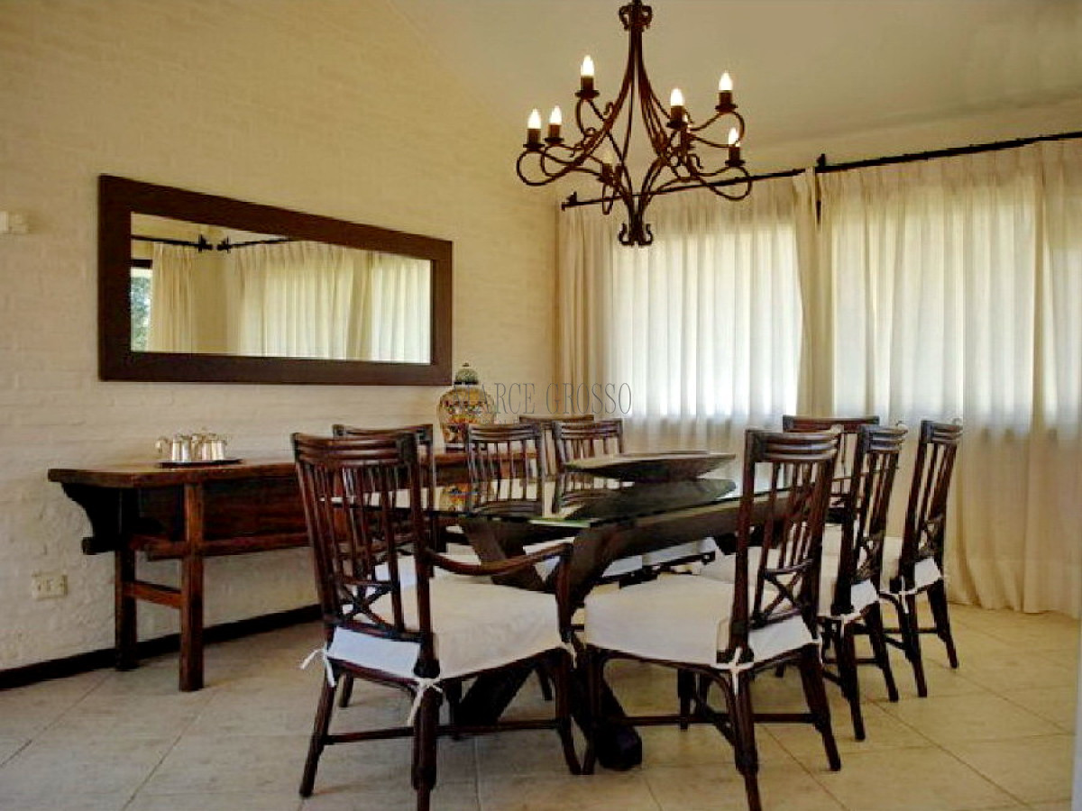 Casa ID.31 - Se vende casa 5 dormitorios, con piscina en Rincon del Indio, playa Brava, Punta del Este.