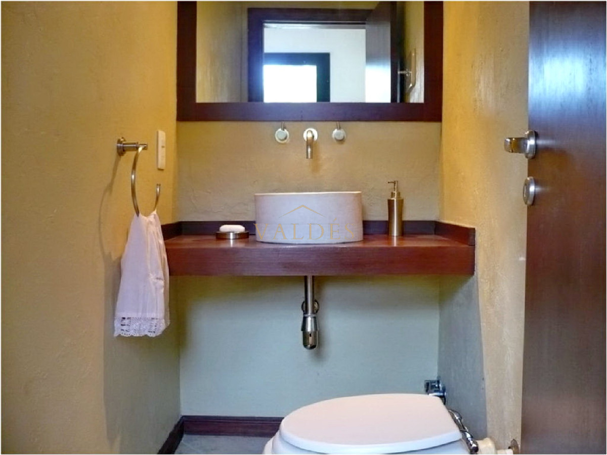 Casa ID.3589 - Se vende casa 5 dormitorios, con piscina en Rincon del Indio, playa Brava, Punta del Este.