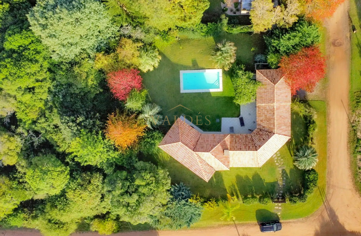 Casa ID.3589 - Se vende casa 5 dormitorios, con piscina en Rincon del Indio, playa Brava, Punta del Este.