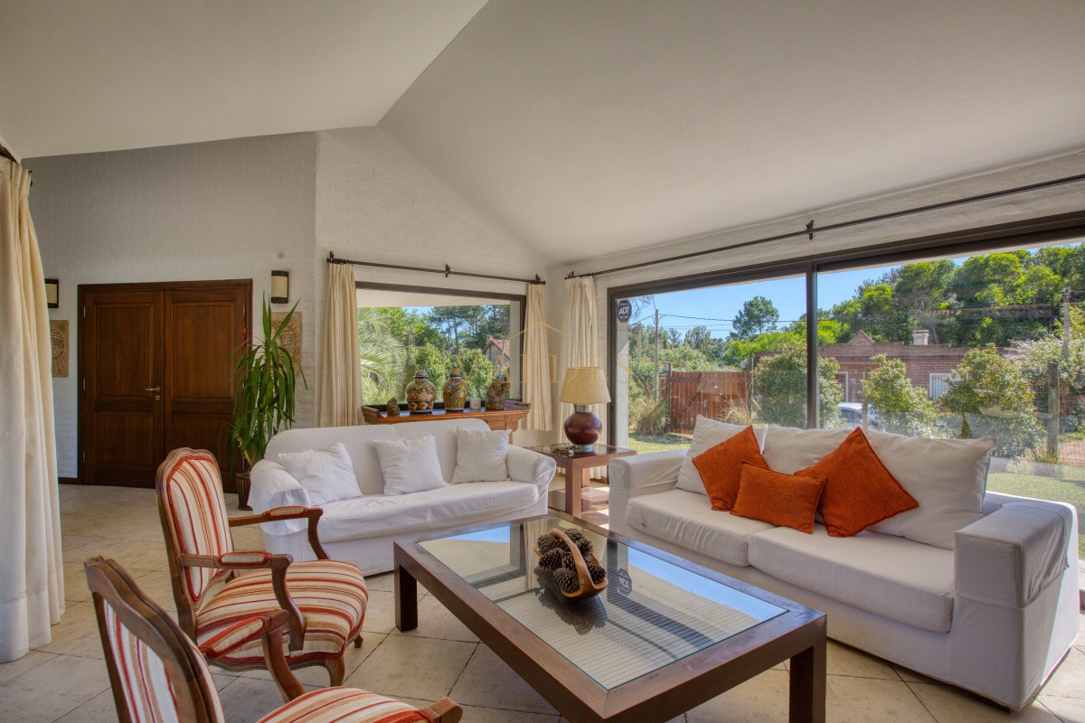 Casa ID.3589 - Se vende casa 5 dormitorios, con piscina en Rincon del Indio, playa Brava, Punta del Este.