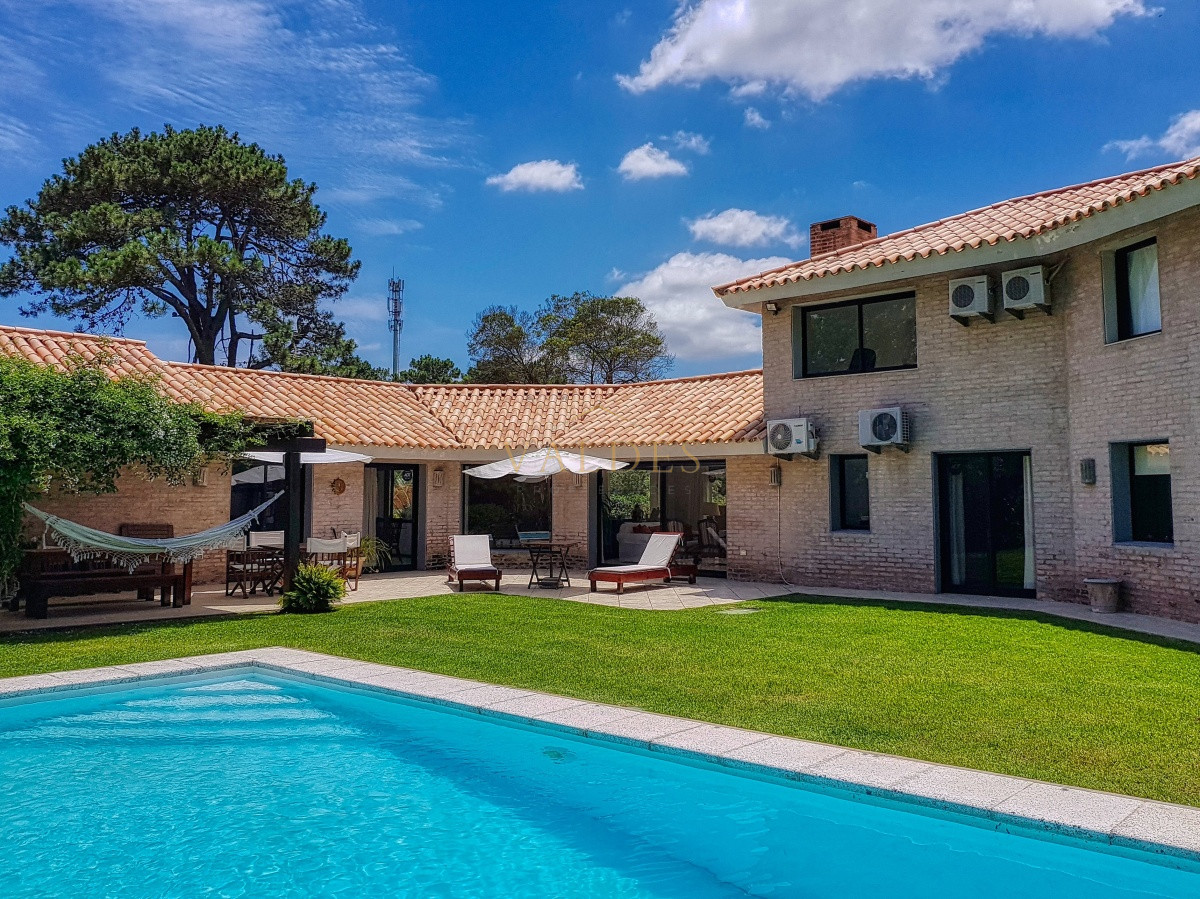 Casa ID.3589 - Se vende casa 5 dormitorios, con piscina en Rincon del Indio, playa Brava, Punta del Este.