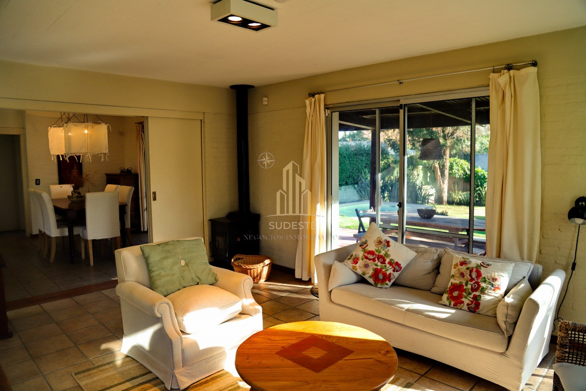 Casa ID.54 - En venta casa 4 dormitorios, con piscina climatizada en Pinares, Punta del Este