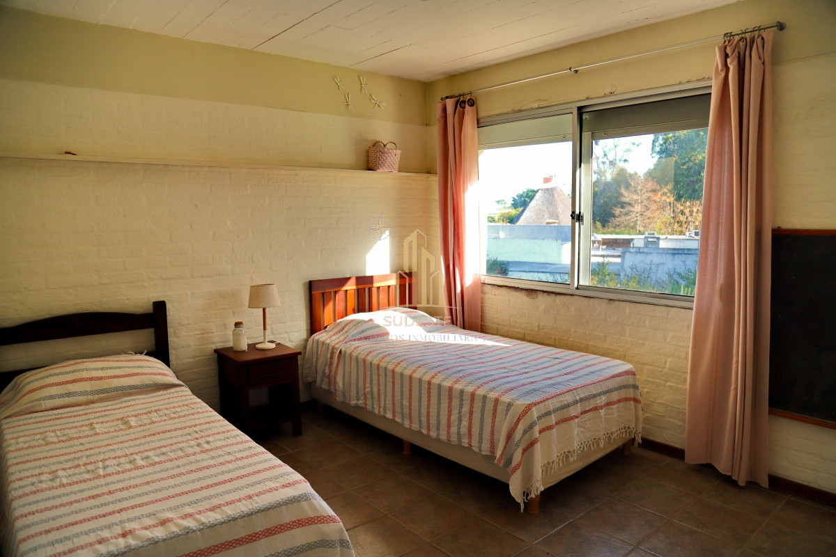 Casa ID.54 - En venta casa 4 dormitorios, con piscina climatizada en Pinares, Punta del Este