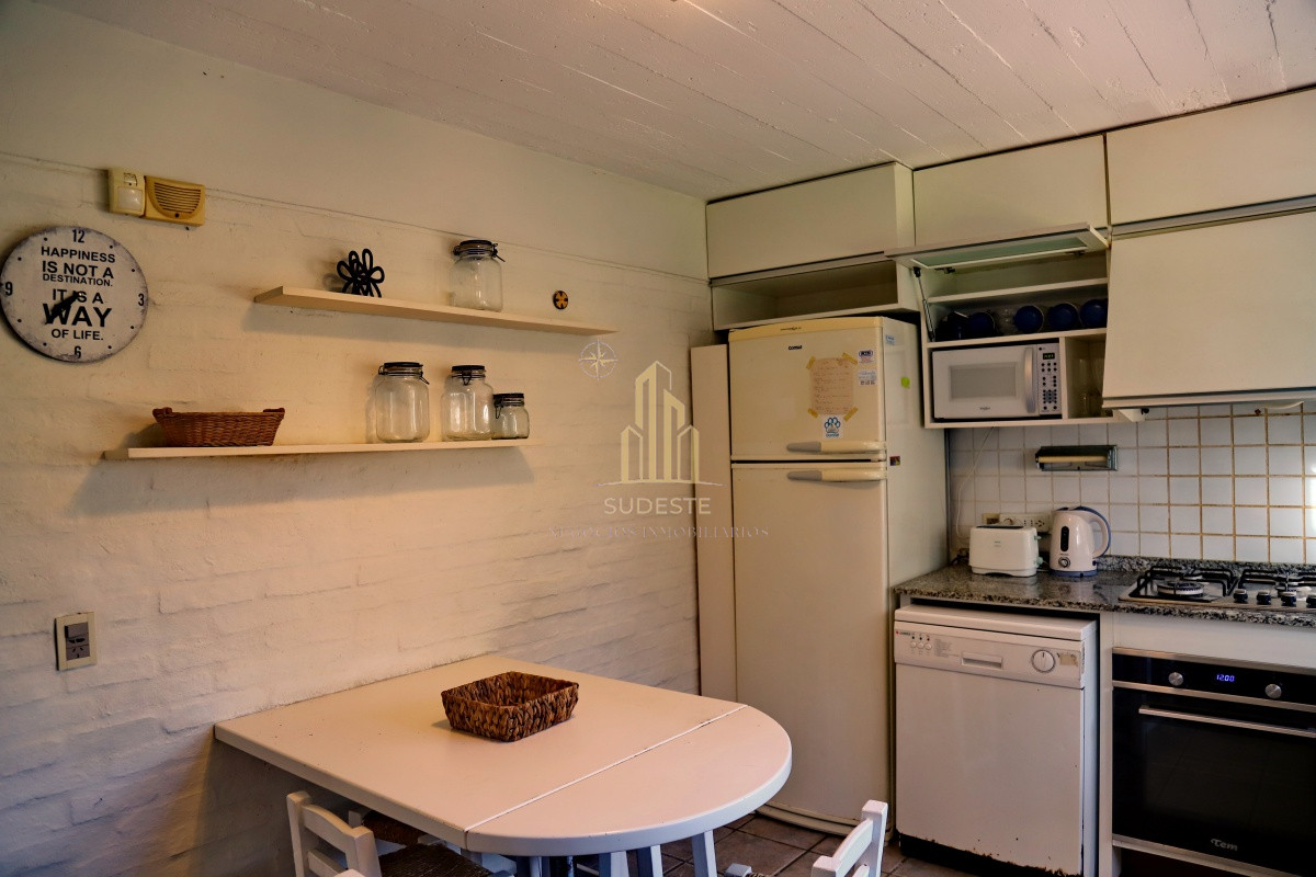 Casa ID.54 - En venta casa 4 dormitorios, con piscina climatizada en Pinares, Punta del Este